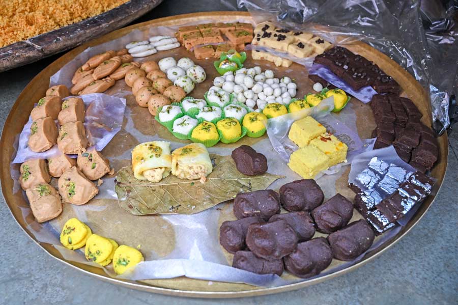 Founded by Johuree Lal Das in 1841, Nalin Chandra Das & Sons began by selling the modest monda mithai (lumps of sweets) in local haats. Leaving behind Dubrajhaat in Burdwan, Johuree Lal arrived in Kolkata with hopes of a better life, during a time when many were struggling under British rule and forced indigo cultivation 