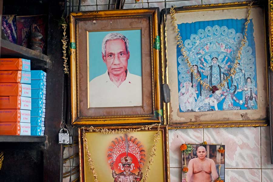 The sweets brand is named after Johuree Lal’s son, Nalin Chandra Das. The flagship store is located in notun bajar (north Kolkata) at 313, Rabindra Sarani  
