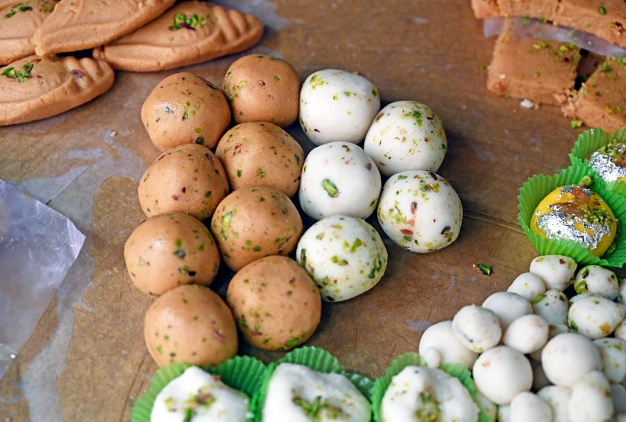 With over 175 years of tradition, Nalin Chandra Das & Sons continues to serve generations of Kolkata families. The traditional mishti or sweets include (in picture) the oldest item Monohara, and others like Babu Sandesh, Paradise and Parijat  