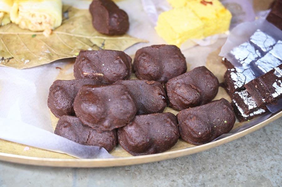 The showstopper, however, is the innovative Chocolate Sandesh, which was introduced to Kolkata by Nalin Chandra Das & Sons. It blends tradition with a touch of modernity. In picture is the Choco Talshansh   