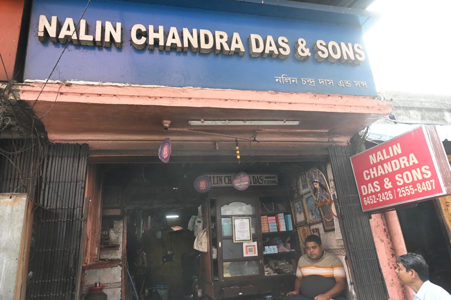 Today, Nalin Chandra Das & Sons is a legendary name in Kolkata’s sweet history with multiple outlets. It is led by fourth-generation proprietor Tapas Das. Wrapped in nostalgia, every sweet tells a story 