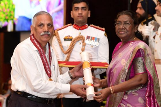 President Droupadi Murmu presents IIT Delhi Professor Bhim Singh with Vigyan Shri