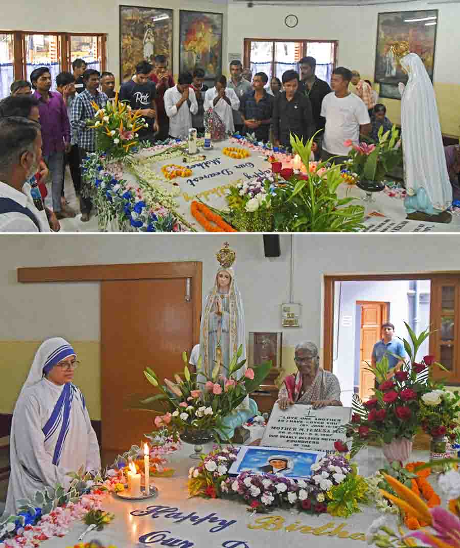 People pray at Mother House on Monday along with MoC nuns 