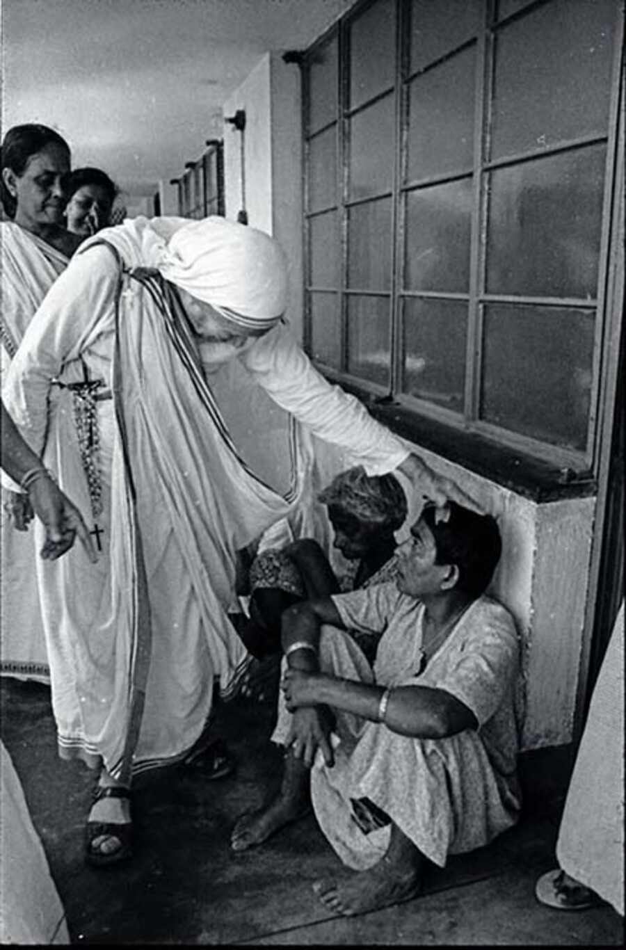 The year was 1988. The editor of ‘Bartaman’ asked me to cover a story on Mother. Excited and nervous, I landed up armed with my Pentax K1000. In the above picture, Mother Teresa is seen at the Missionaries of Charity, Ripon Street
