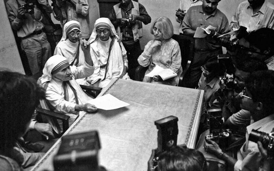 Mother Teresa with Sunita Kumar (biographer, close associate and friend) addresses a news meet at the Ripon Street address