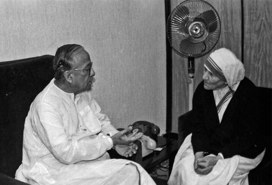 February 3, 1986, marked the visit of Pope John Paul II to Nirmal Hriday in Kalighat. It was my first major break as a photojournalist but destiny had other plans. I lost all my photo negatives of the event. Above is a photograph of Mother Teresa in conversation with former West Bengal chief minister Jyoti Basu at the Writers’ Buildings 