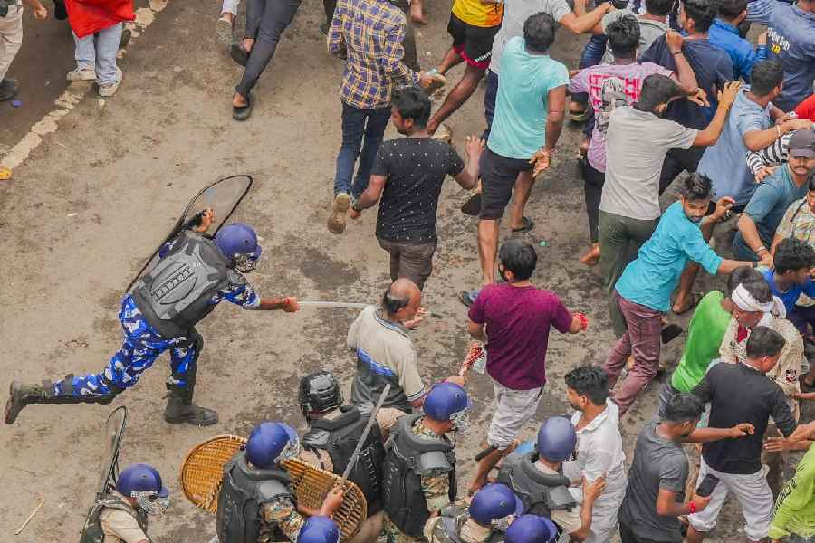 RAF personnel lathi-charge during a protest march by Paschimbanga Chhatra Samaj activists to Nabanna (state secretariat) against the rape and murder of a postgraduate trainee doctor, in Howrah on Tuesday.