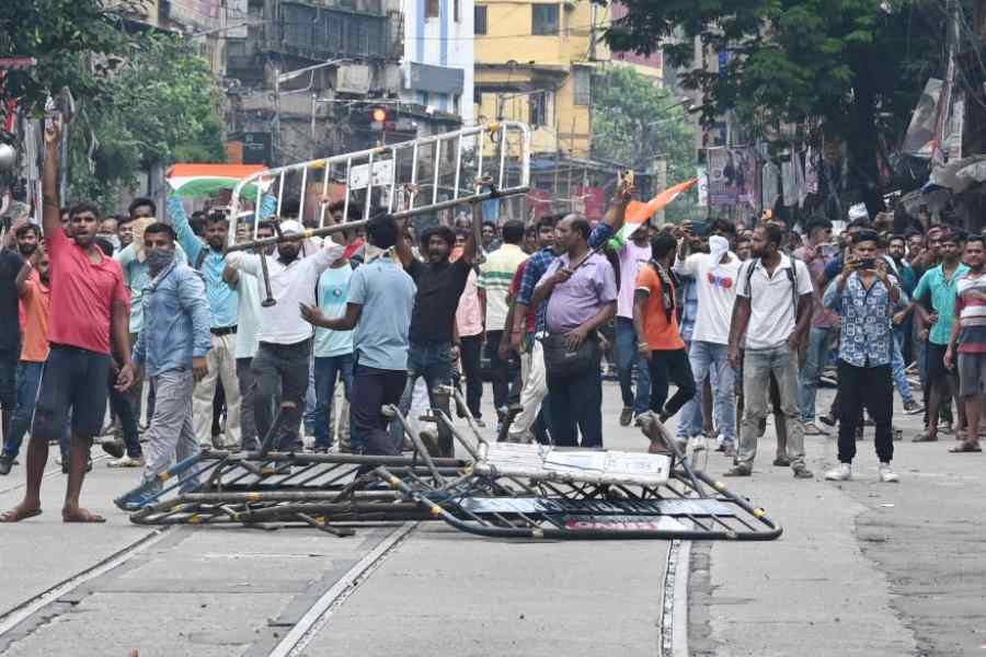 Students? Look again: Vandalising guardrails and mouthing profanities, Nabanna marchers take over MG Road on Tuesday. Many of the middle-aged protesters, who also attacked police and unleashed a rampage on the streets, indentified themselves as “former students” and “parents of students”.