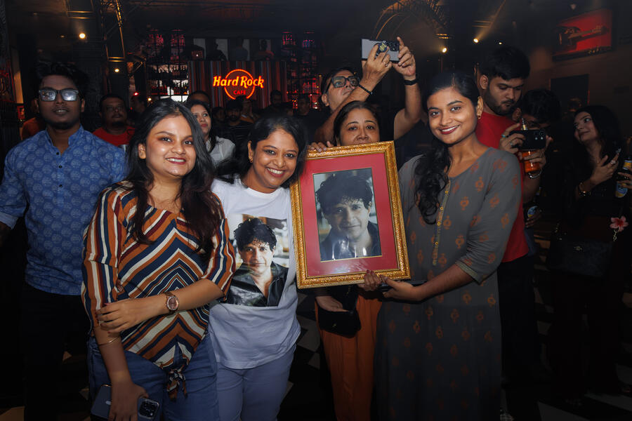 One of the members in the audience brought a framed picture of the singer and wore a T-shirt with KK’s face on it. My Kolkata spoke to 36-year-old Banani Das, who had travelled from Serampore just to attend the tribute night. Tearing up, she said, ‘I was very sad when I heard the news. I couldn’t believe he was gone. He was the cutest and most beautiful soul, and I hope the world is filled with more people like KK. His music means everything to me, and the band is keeping him alive in our hearts’