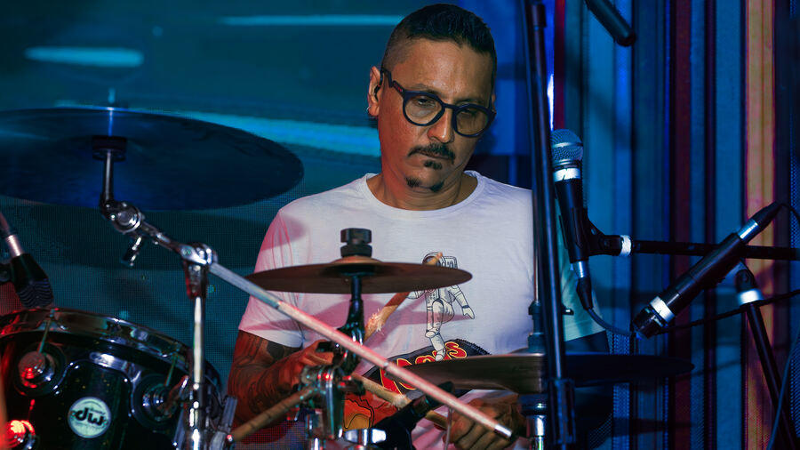 My Kolkata also spoke to some of the band members after their performance. ‘I’ve played with KK for 14 years and knew him even before that. Not many people know that KK was also a drummer. He was the one singer we had a lot of fun with on stage, with lots of laughs and banter. He was a very chill guy and a genuinely nice human being. It’s quite unbelievable that we’re able to pay tribute to him. I still cannot believe he’s gone,’ said Lindsay Clapton Dmello, the band’s drummer