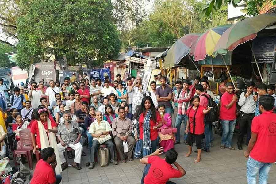 Sanjita and Jhil’s group perform in front of the Academy of Fine Arts in Calcutta