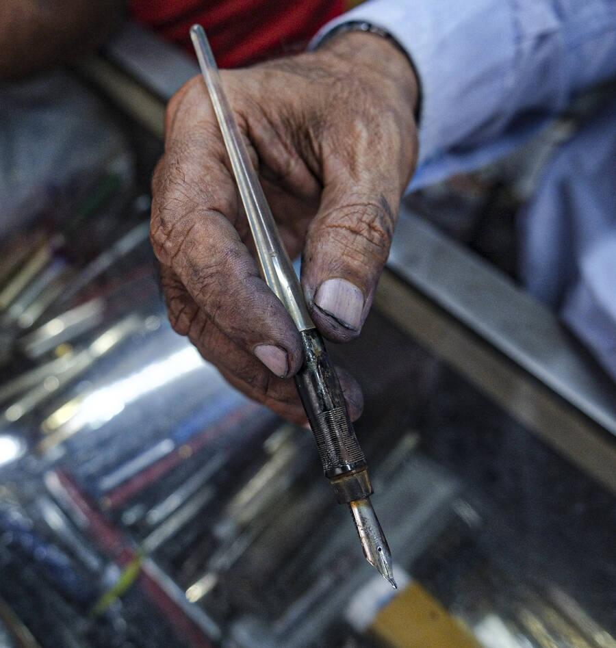 In today’s fast-paced world, the idea of owning a fountain pen might seem nostalgic or old-fashioned to some. But for those who frequent The Pen Hospital, it’s about more than just owning a writing tool—it’s about connecting with a slower, more mindful way of life. Picture above shows an antique dipper fountain pen with transparent body