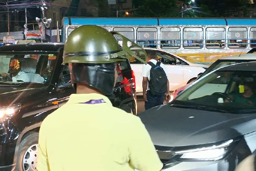 Vehicles stranded due to traffic at SN Banerjee Road-Esplanade crossing, in Calcutta, Thursday, Aug. 29, 2024.