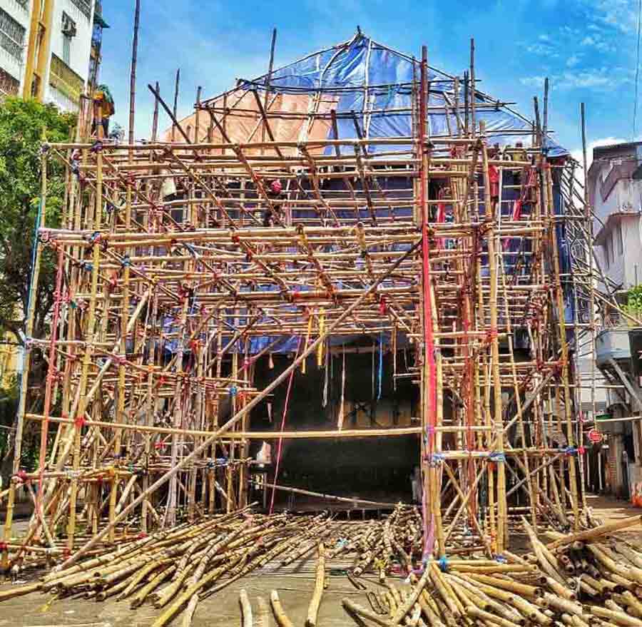 Durga Puja preparations are on in full swing at Ekdalia Evergreen near Gariahat. The pandal is being built in the model of  Puri Jagannath Dham