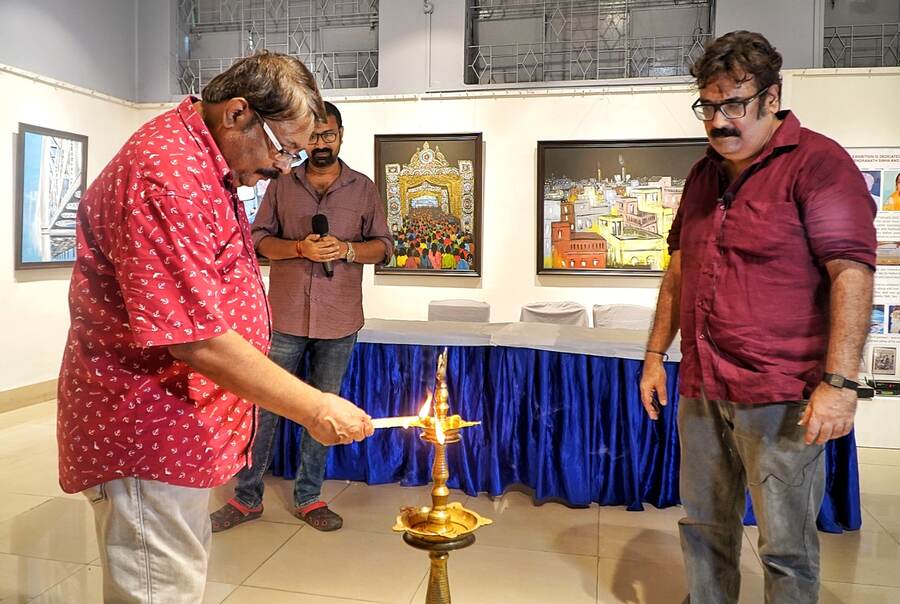 Ashoke Viswanathan, filmmaker and theatrician, lit the inauguration lamp and also delivered the keynote speech for the exhibition, where he lauded the lyrical quality of Sinha’s work. Mumbai-based Sinha, who has had a long career as a broadcast producer as well as animation and documentary filmmaker, described his paintings as ‘vivid images reflecting detached belongings through nostalgic eyes as well as vigorous celebrations of the bustling elements of the city’