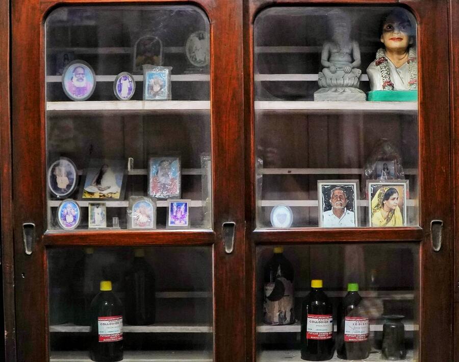 ‘Though people were not fond of photography then but the art form caught his grandfather’s interest. During a funeral, he arranged a camera and took pictures. Later when he got them developed, he noticed that the pictures had come out hazy. To this, his friend replied, ‘pictures of death are always blurred’,” Chatterjee continues              