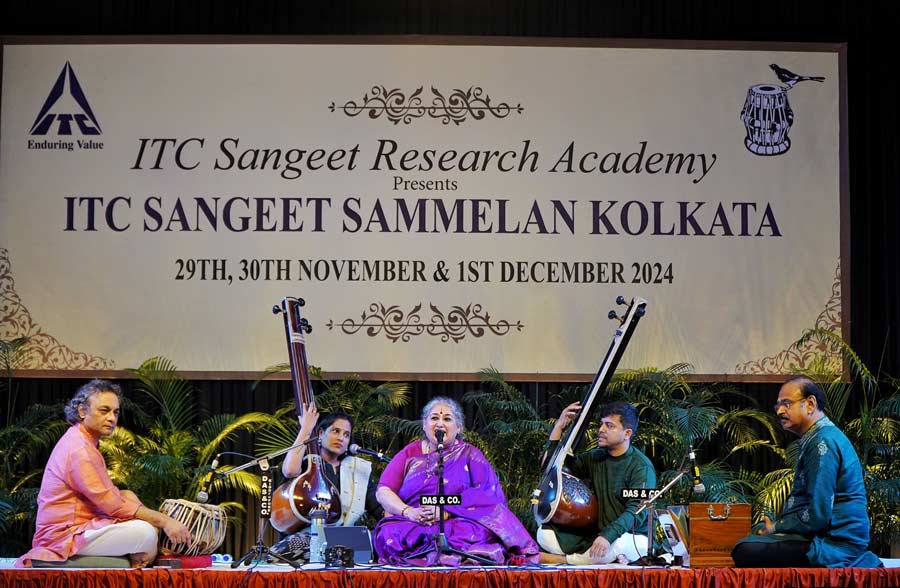 Shubha Mudgal mesmerised the audience with her performance. The singer was accompanied by Aneesh Pradhan on the tabla and Sudhir Nayak on the harmonium