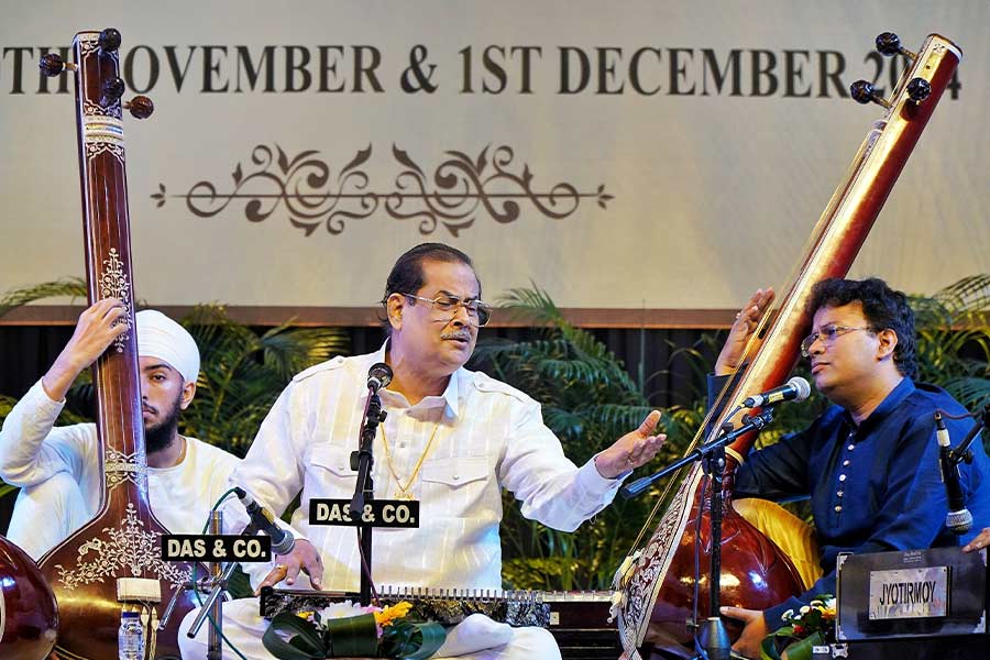 Ajoy Chakrabarty performed at the event accompanied by Yogesh Samsi on the tabla, Jyotirmoy Banerjee on the harmonium and Anol Chatterjee, Basant Singh and Sudeepto Chakraborty on the tanpura