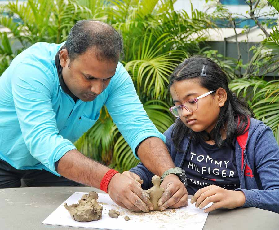 Pal personally mentored each participant, bringing finesse to their dolls. “I’m amazed to see everyone’s enthusiasm. Despite it being most participants’ first time with clay, they have impressed beyond expectation,” he beamed, while helping Pragya Biswas, a Class VI student of Garden High School craft the doll of a woman 