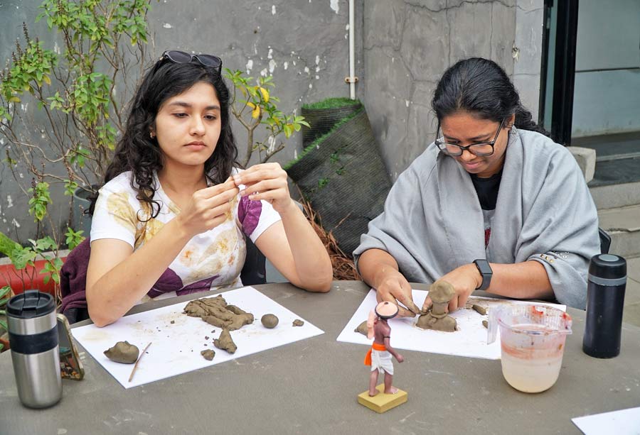 Events like these are an integral part of KCC’s vision to bring the city together with art. “We met this February for the first time at KCC’s ‘Drawing with Thread’ workshop, and have since been coming for all their art workshops together,” said (right) Saishree Badrinarayanan, a research scientist, who was there with her friend, painter-photographer Yashaswi Dugar. “This is our first time working with clay, and it is so unique!” remarked Dugar  