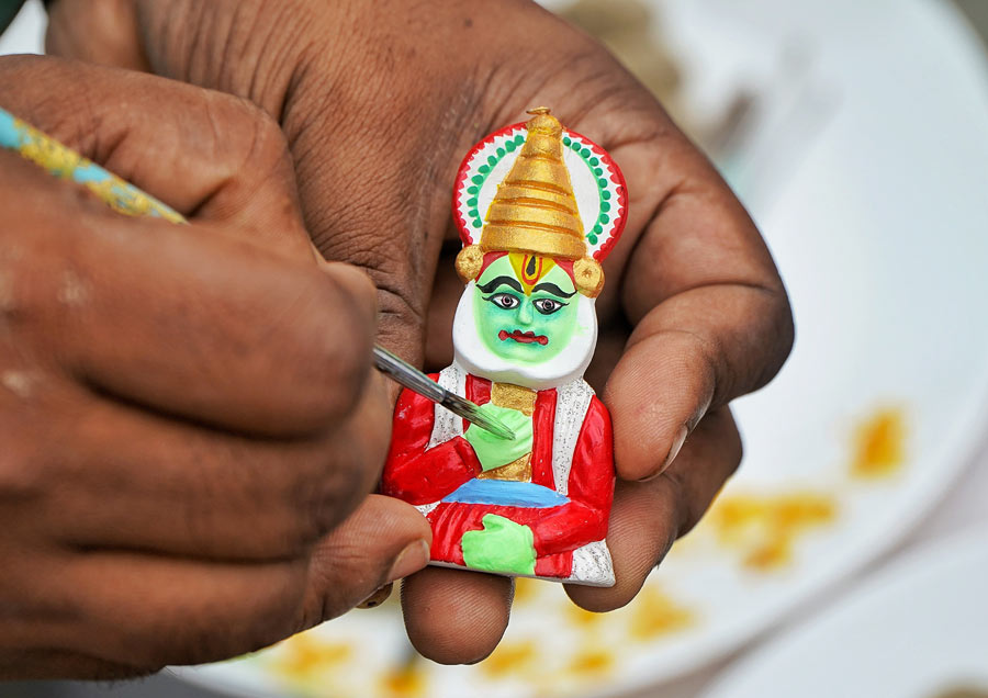 The afternoon culminated with a painting session of the dried models, which found renewed life through vibrant colours. “Miniature doll-making is a fading art, and children in Krishnanagar don’t want to take it up. So, events like these are even more important, as they take this art form to new people,” signed off Pal