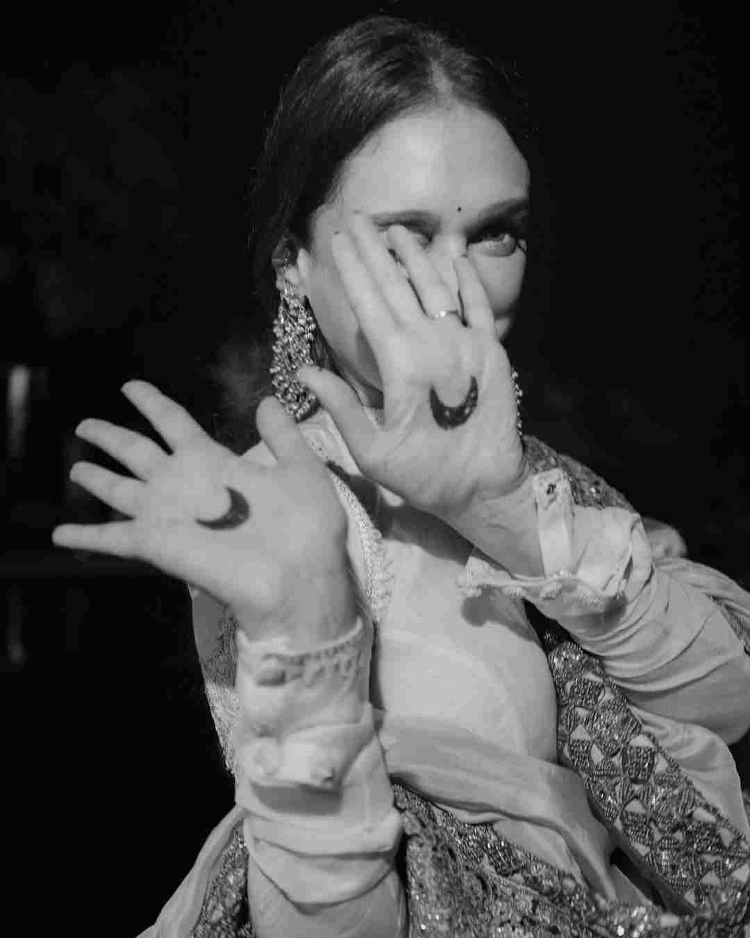 The actress flaunted the crescent-shaped mehendi designs on her palms. 