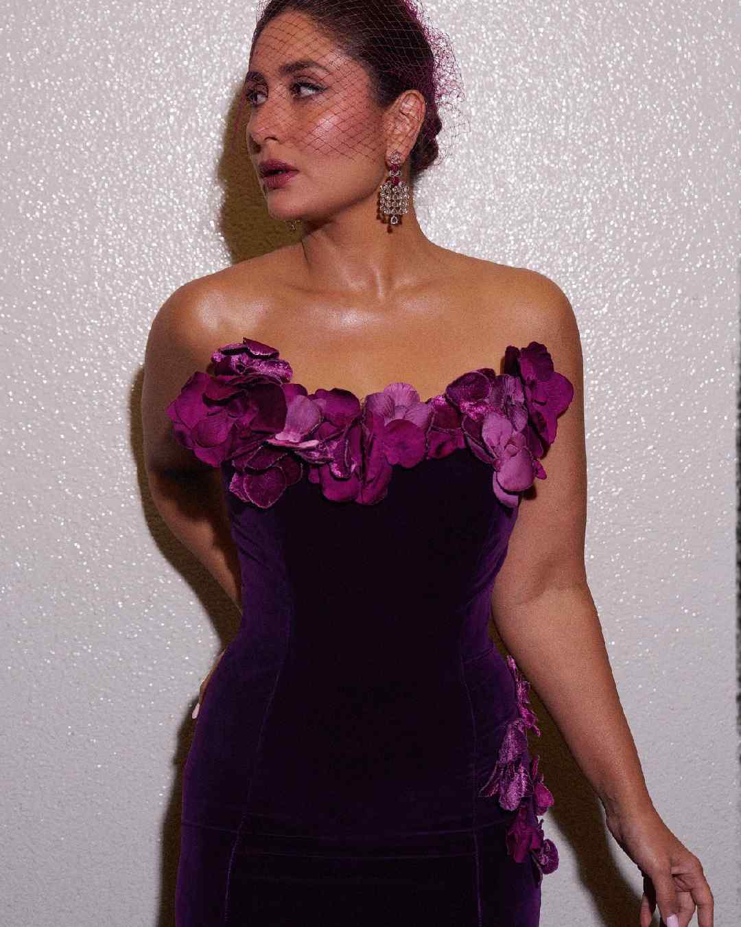 The 3D decorative orchids lining Kareena’s velvet-cotton gown were the standout feature of her custom ensemble.  