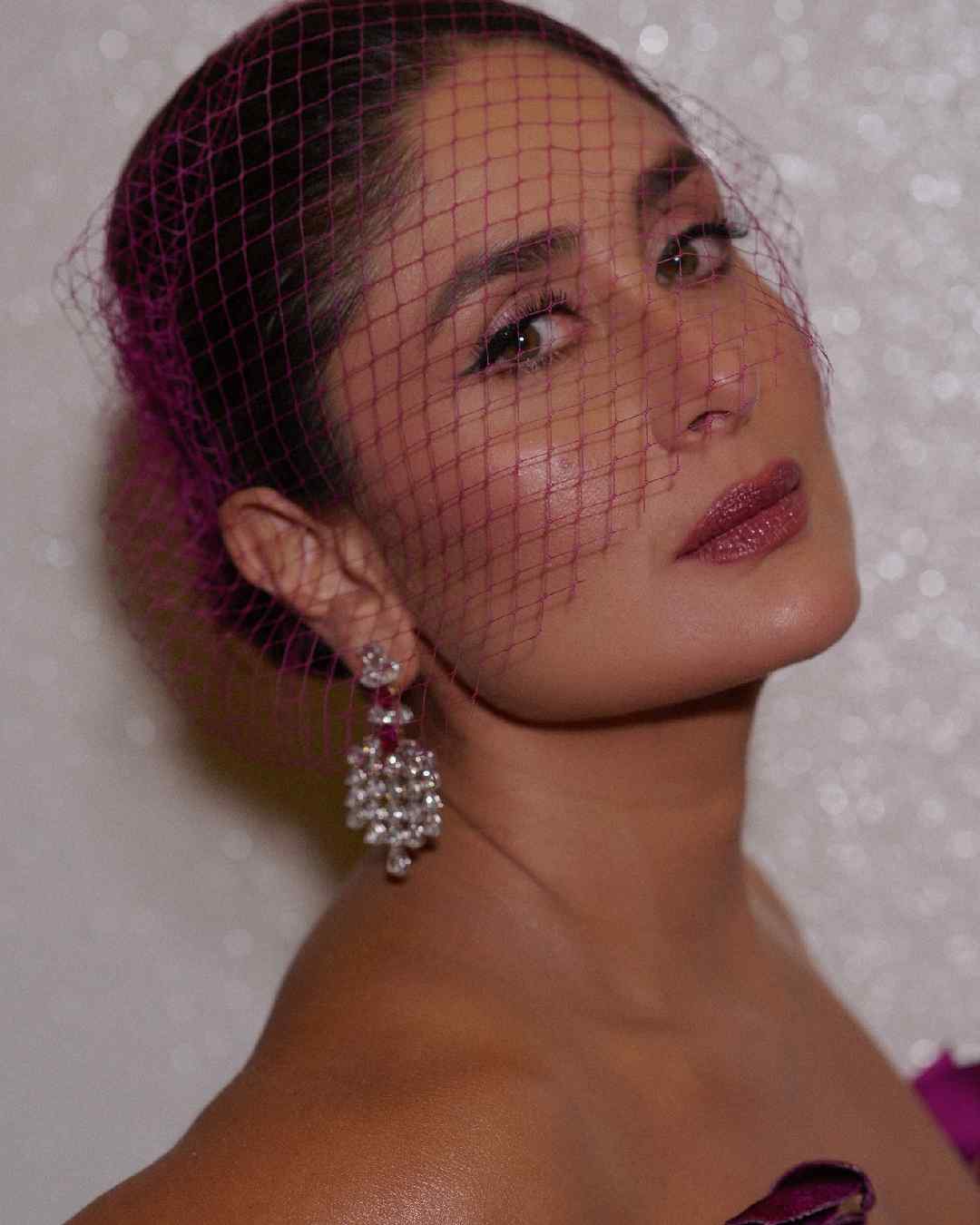 A matching mesh face veil perfectly complemented Kareena’s outfit.  