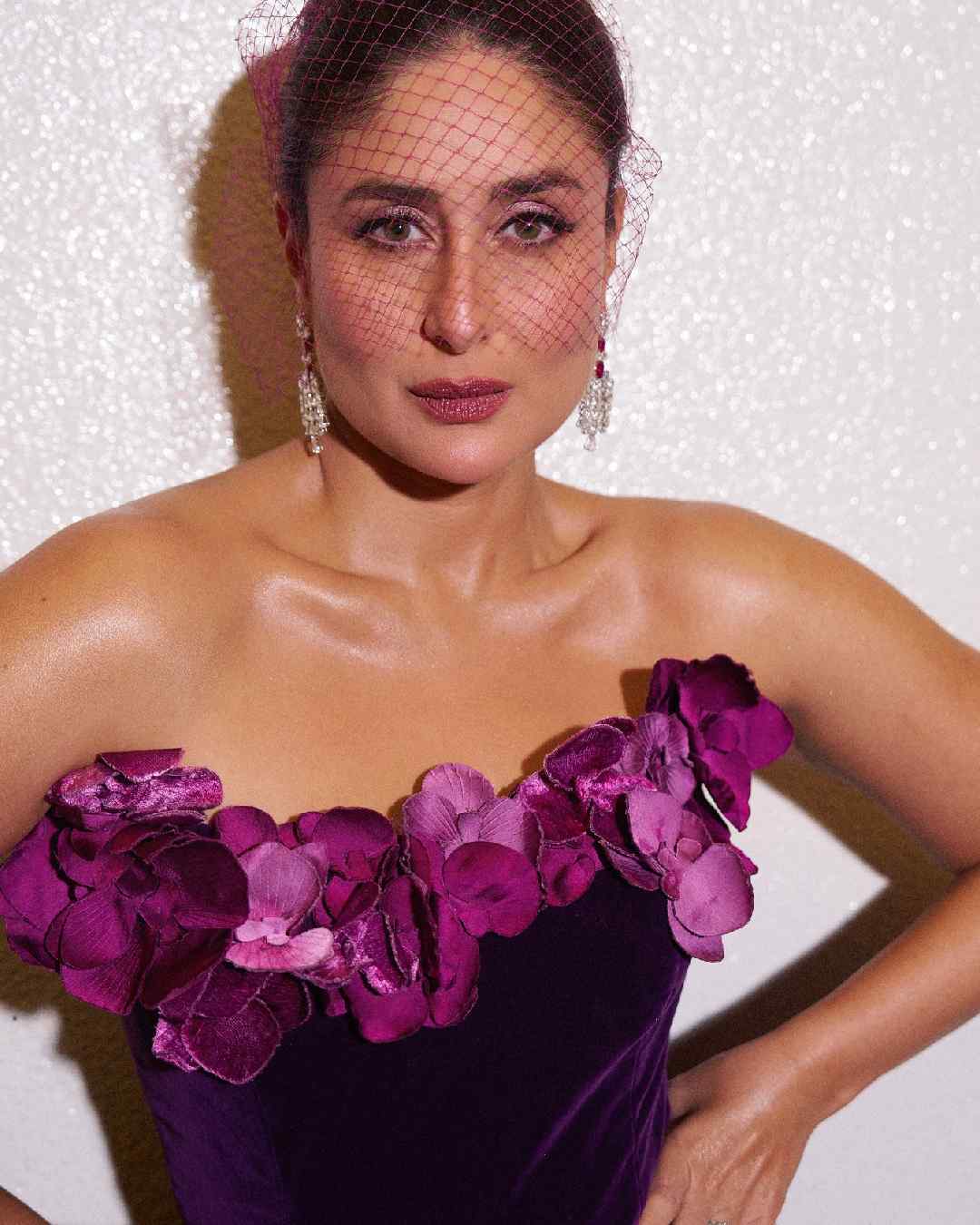 Winged eyeliner, shimmery eyeshadow, tinted cheeks and glossy purple lips further enhanced Kareena’s glamour quotient.  