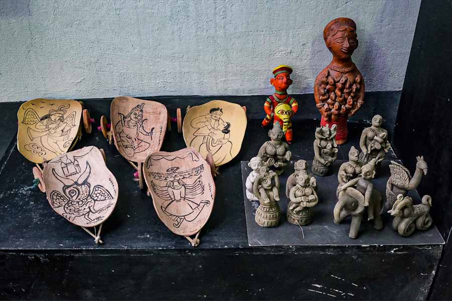 Various art forms have been placed together in the exhibition to showcase the rich heritage of Bengal. Bhattacharya’s take on Indian mythology has been expressed through painted plates (left). The non-fire glazed dolls (right front) have been made by local artist Rahul Sardar. Terracotta, one of the oldest art forms of Bengal, has been presented through the figurine of Sasthi, a deity in Indian mythology, and the man on a horse (right back). The terracotta sculptures are from the personal collection of Studio Calyx