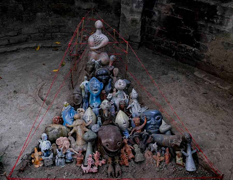 A mixed bag of sculptures by Bhattacharya, young students of Studio Calyx and local artisans —- the artistic expressions showcase man and wild in various forms. The blue ceramic pieces are an Indian version of Tang dynasty ceramic of China