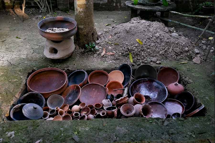 While the traditional heating apparatus (‘unoon’ in Bengali) is by artist Gauri Pailan, the other ceramic pieces are from Studio Calyx’s personal collection that have been sourced by Tamal and Arpita Bhattacharya from various parts of Bengal. ‘Revival’ is on display till December 21 at Studio Calyx in Baruipur from 3pm to 7pm. Don’t miss it!