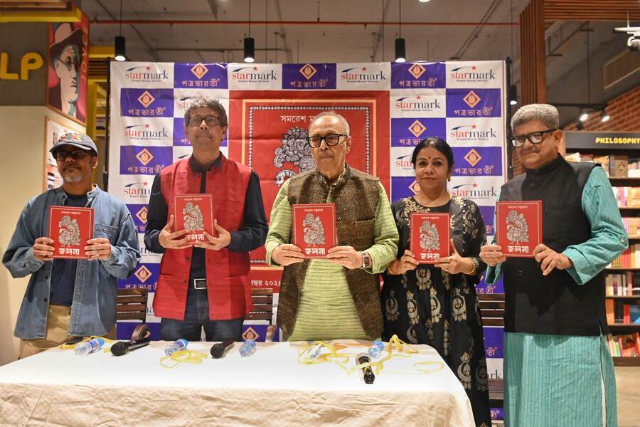 Srijato Bandopadhyay, Pracheta Gupta, Shirshendu Mukhopadhay, Doel Majumdar and Tridib Chattopadhyay launch late Samaresh Majumdar’s book of poems ‘Jalsha’ at Starmark bookstore in South City Mall on Friday. Doel is Samaresh Majumdar’s daughter 