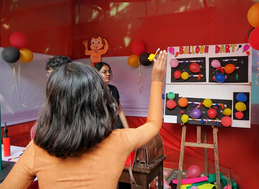 Many sharpshooters tried a hand at popping balloons with darts from a distance