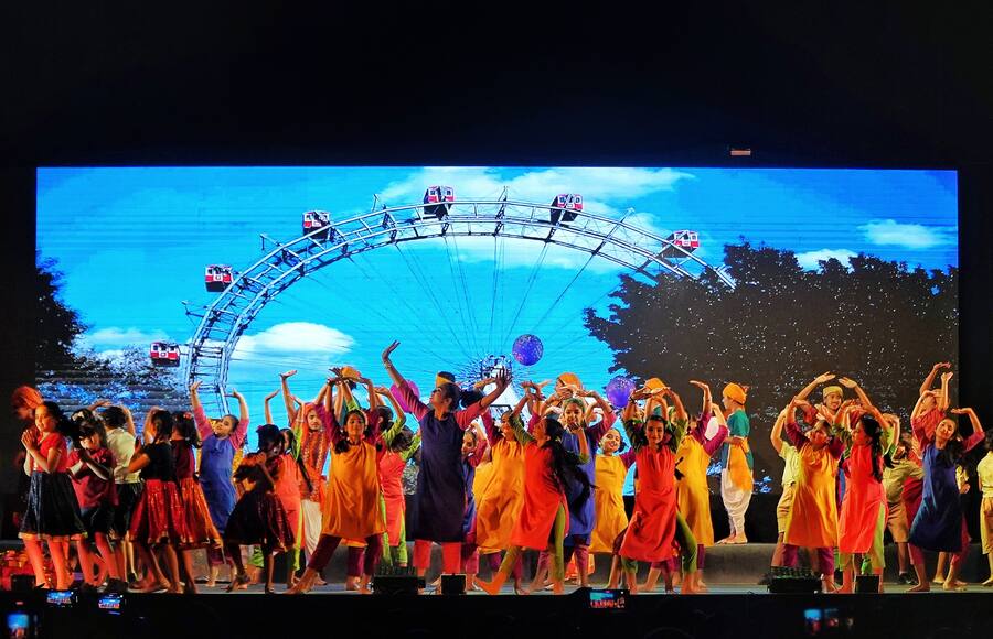 About 327 students of classes IV and V presented ‘The Great Chase…a mystery solved hand in hand’ inspired by Erich Kästner’s novel ‘Emil and the Detectives’