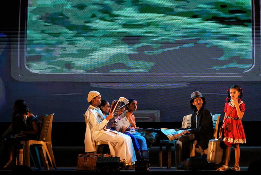 The story narrates the ordeal of a young girl named Tara who gets robbed of her money on a train while travelling from her village to her grandmother’s house in Kolkata. All she remembers is a suspicious co-passenger on the train with a scar on his face