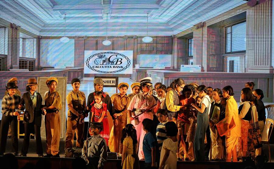 As Tara and her friends go hunting for her money, they end up in a luxury hotel where finally the police arrive and arrest Scarman. Tara finally gets back her money