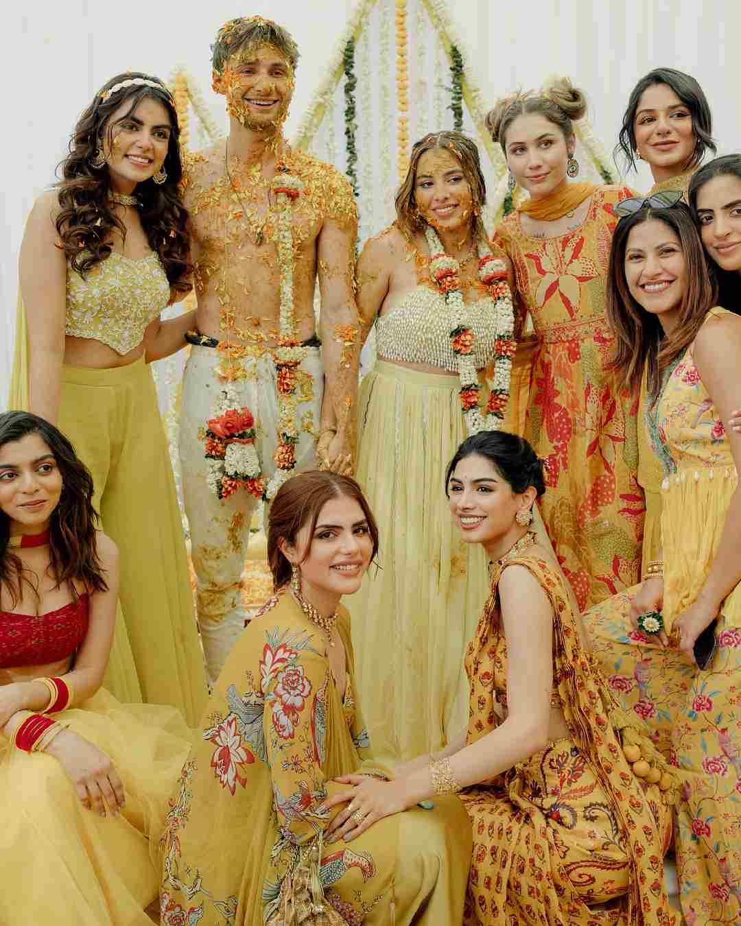 Clad in a yellow sari draped over a backless blouse, Khushi posed for a picture with the couple.