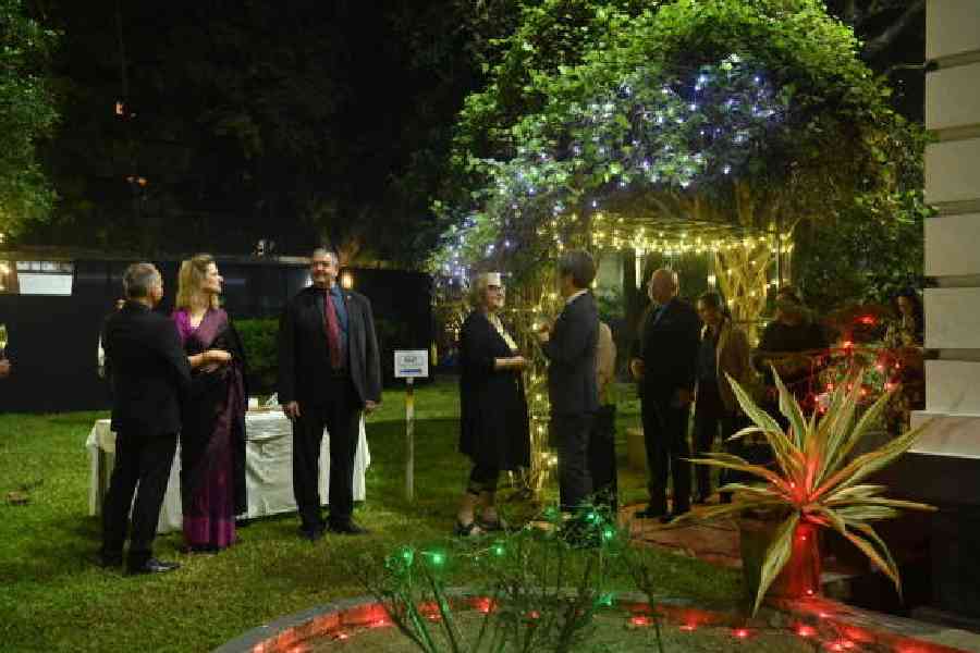 The consul general and the deputy consul general with their spouses receive the guests