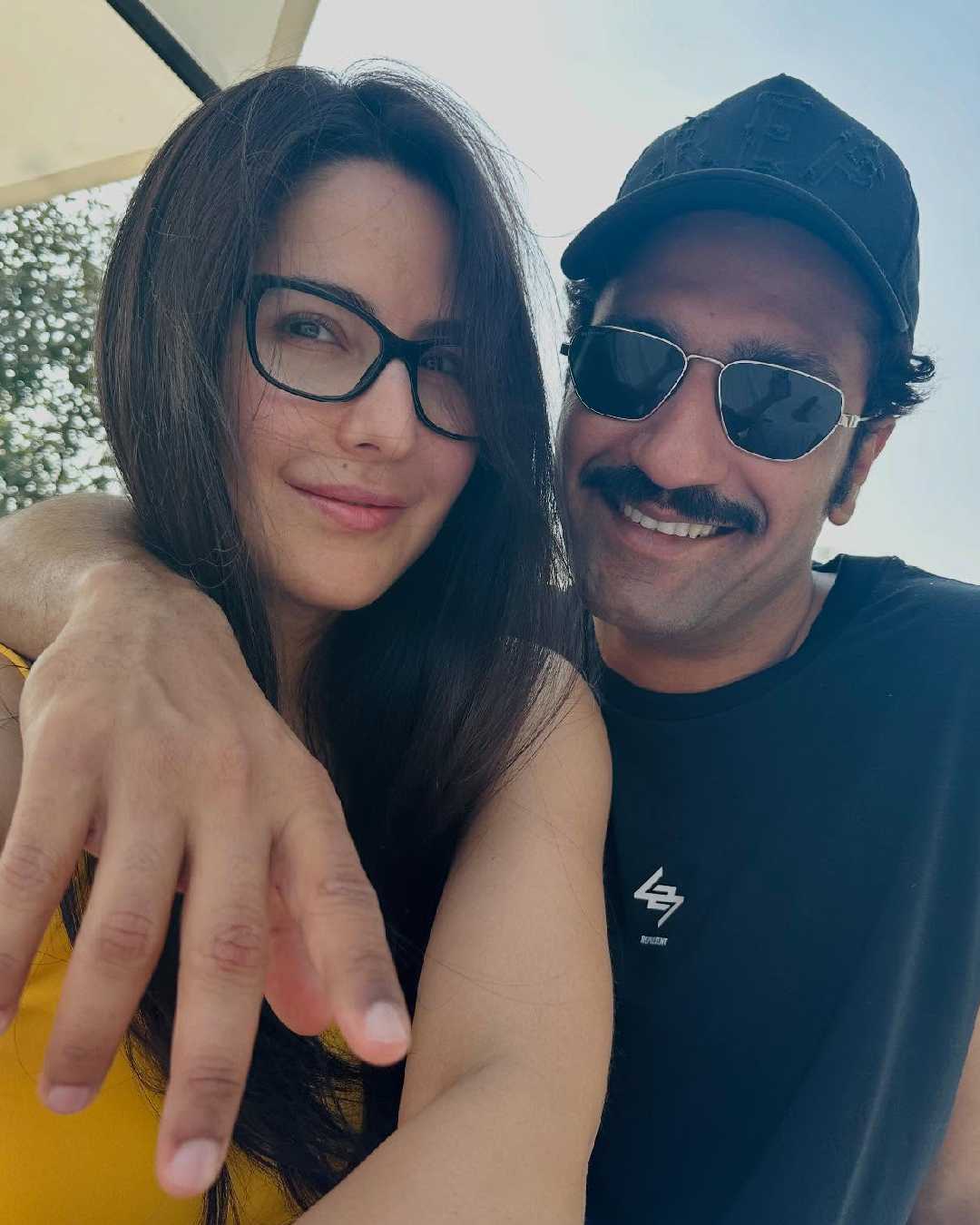 While Katrina wore a sleeveless yellow top, Vicky kept it casual in a black t-shirt.