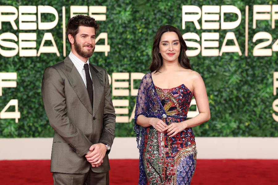 Shraddha posed for a picture with Spider-Man actor Andrew Garfield at the screening of John Crowley’s 2024 romcom We Live in Time on Day 5 of RSIFF 2024.
