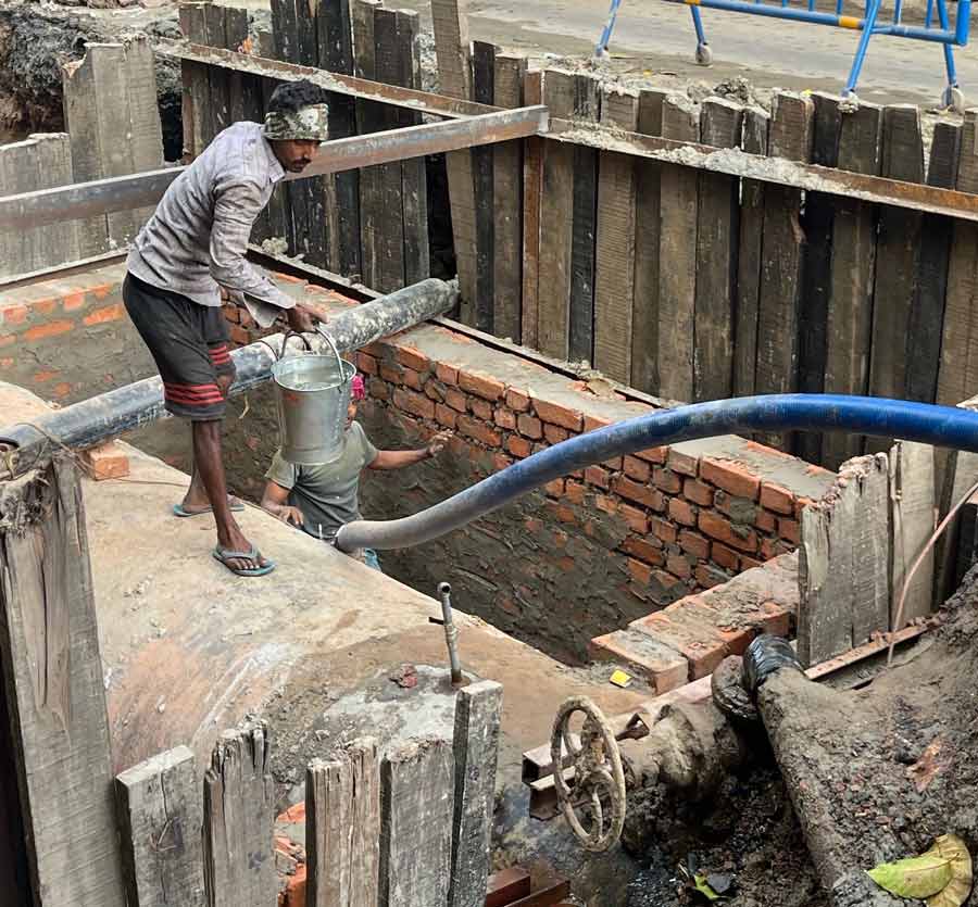 Labourers of Kolkata Municipal Corporation carry out repairs of filtered water pipes at Dover Lane near Gariahat. Filtered water supply will be suspended between 9am on December 16 and December 17 morning