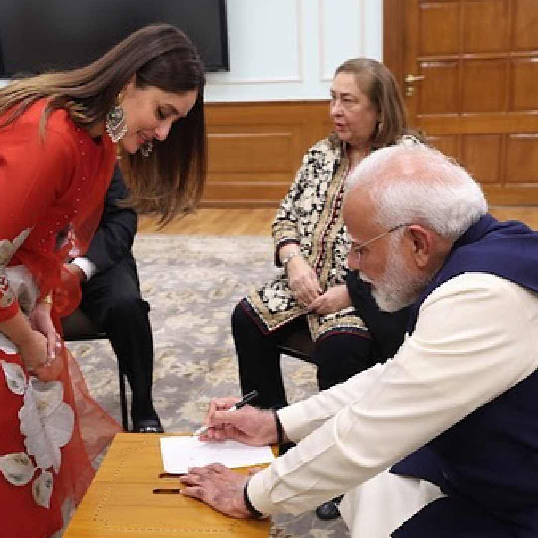 In her caption, Kareena announced that the Raj Kapoor 100 Film Festival will be held across 40 cities in India from December 13 to December 15.