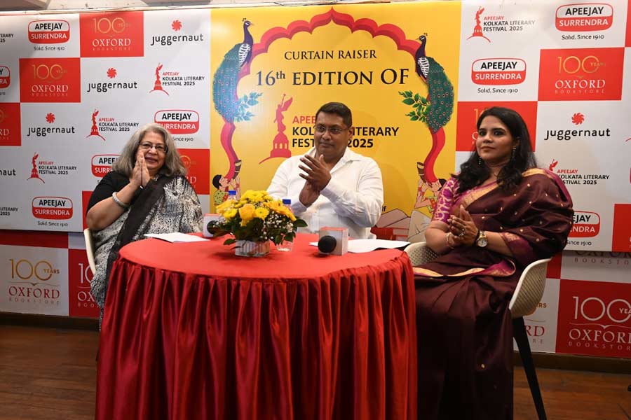 (L-R): Anjum Katyal, director, AKLF; Swagat Sengupta, CEO, Oxford Bookstore; and Neeta Sreedharan, prorgramming head, AKLF