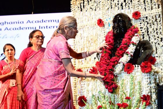 Sharda Singhania, President, Executive Committee, garlanded Lala Lakshmipat's bust and inaugurated the 29th Founder's Day of the school. 