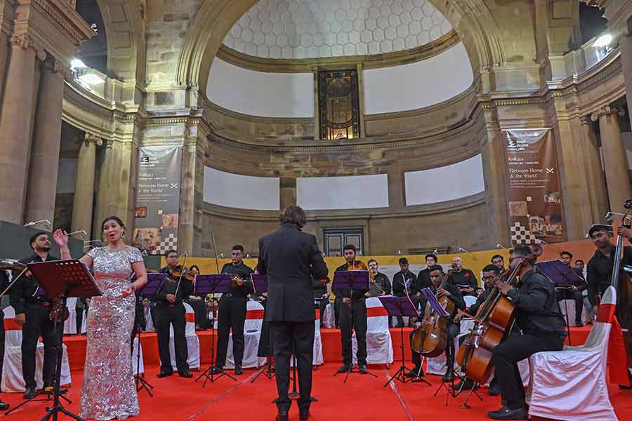 The third edition of the Western Classical Music Concerts at Victoria Memorial Hall, in partnership with Alliance Française du Bengale, was inaugurated last month with the stunning backdrop of the pearl white monument. The second concert in this series decided to take things indoors, with a full-blown orchestra lighting up the magnificent Durbar Hall, for the concert themed around a ‘Festive Baroque Christmas’ 