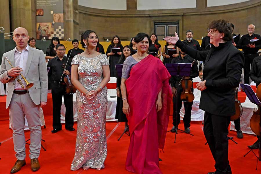 Kolkata Sinfonietta Orchestra & Choir, comprising 28 performers created an unmatched soundscape that made the occasion much more grand. Sharmisthaa Barrow (in sari), who has represented India at musical festivals around the world, led from the front as the choirmaster 