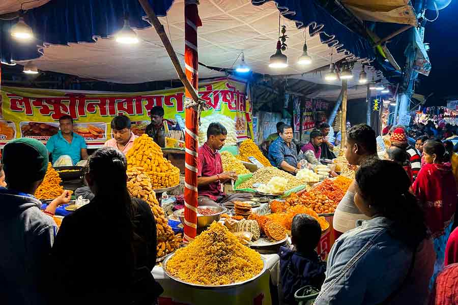  The fair is a carnival with more than 500 stalls selling a mind-boggling array of food, home decor, toys and other utilities