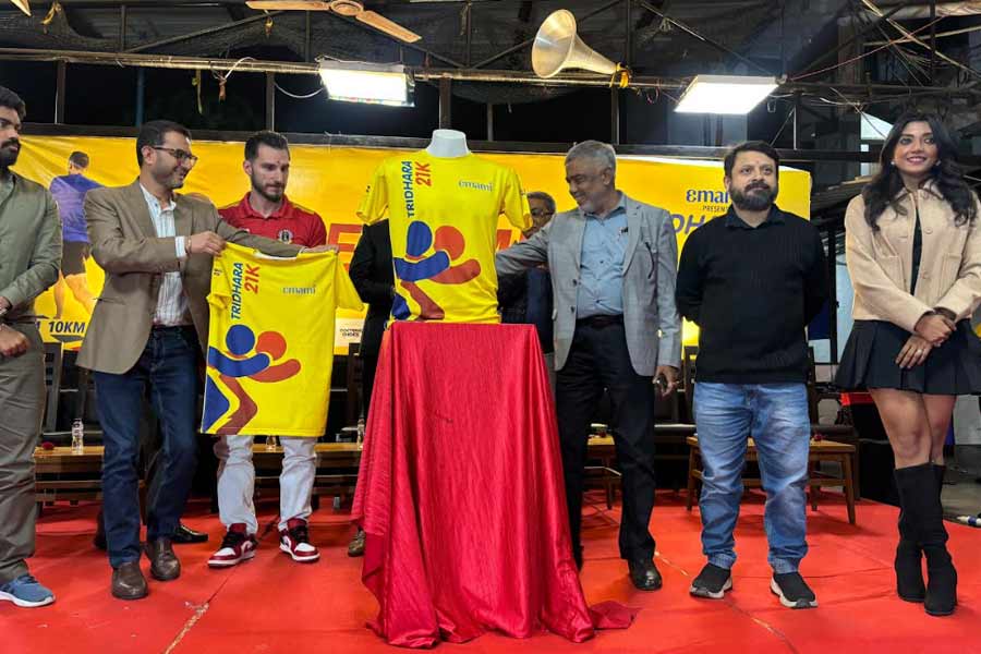  Tridhara Sammilani general secretary Debasish Kumar, along with East Bengal FC player Dimi, film director and producer Shiboprasad Mukherjee, actress Devlina Kumar, athlete Soma Biswas at the announcement of ‘Emami presents Tridhara 21K Marathon’. The jersey too was unveiled on the occasion. The run is on January 5, Sunday