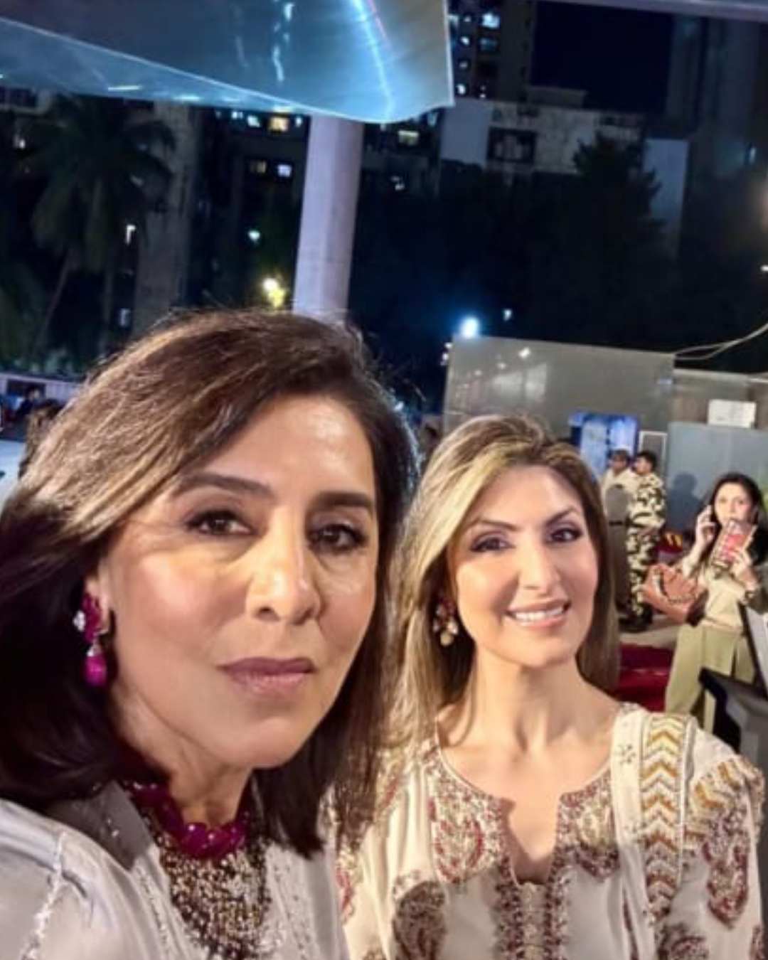 Neetu took a selfie with her daughter Riddhima Kapoor Sahni. 